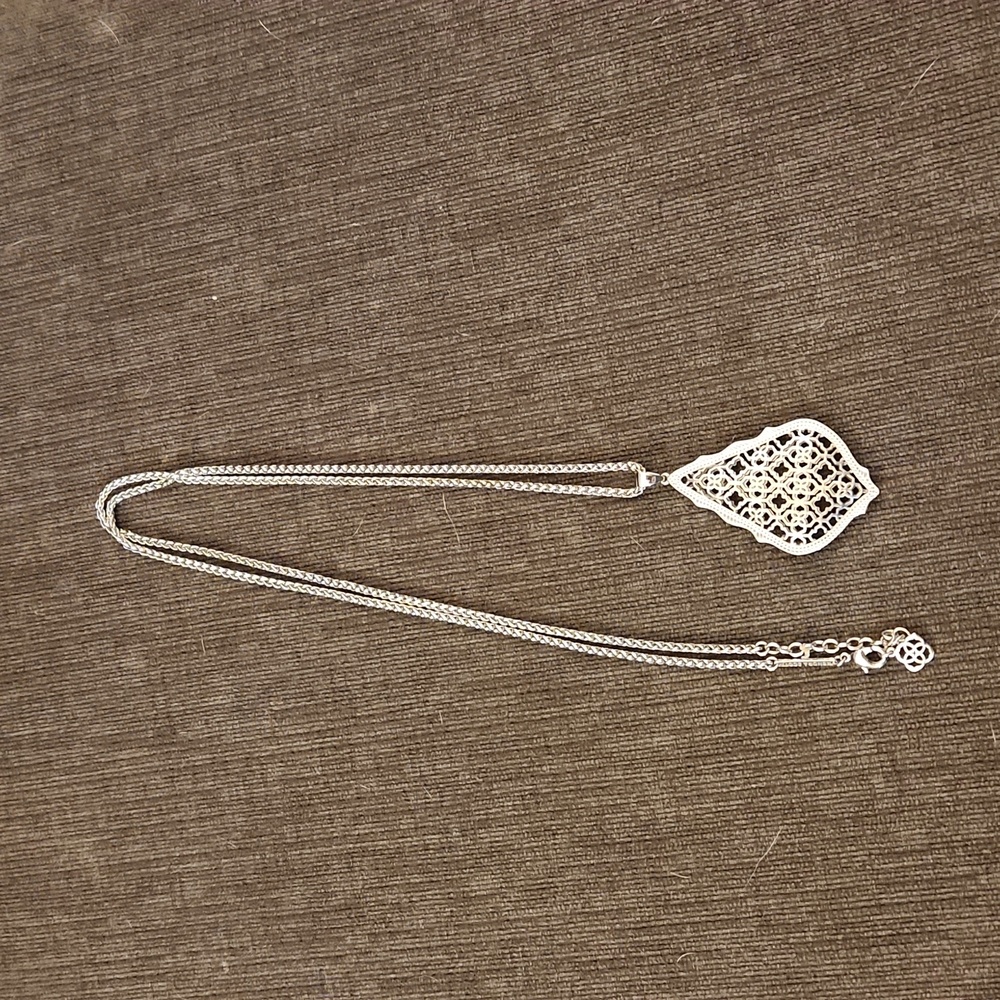 Kendra Scott necklace